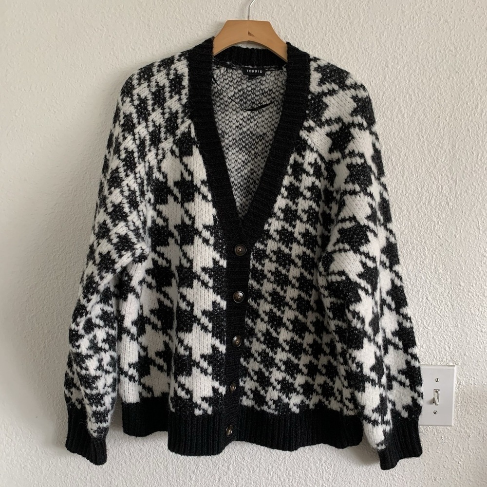 Torrid Black White‎ Houndstooth Cardigan V-Neck Button Front Crop Sweater Size 2 - Picture 2 of 7